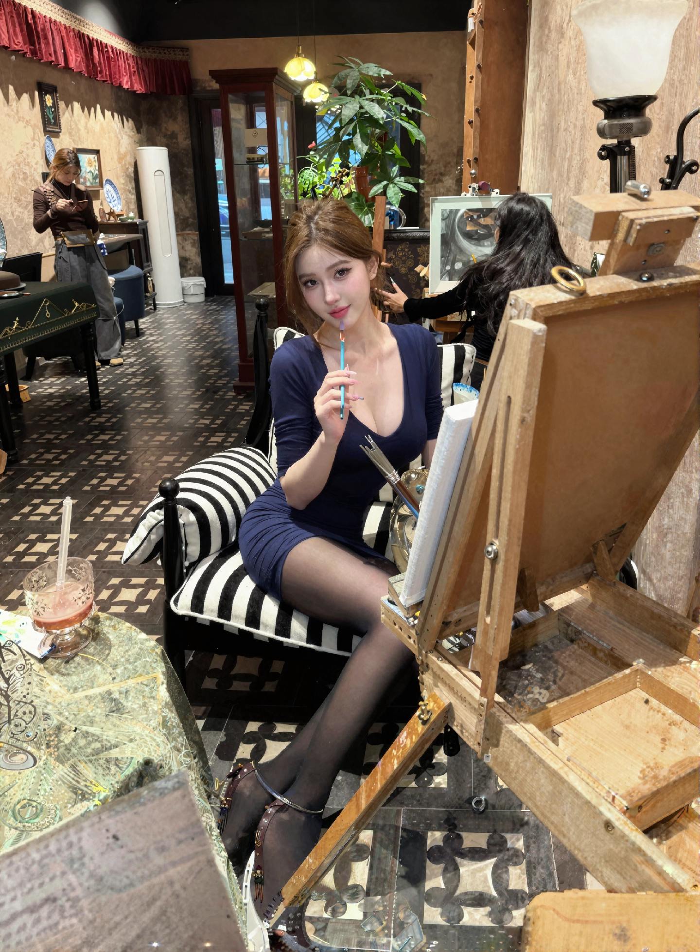 小狗 过来给姐姐硏墨