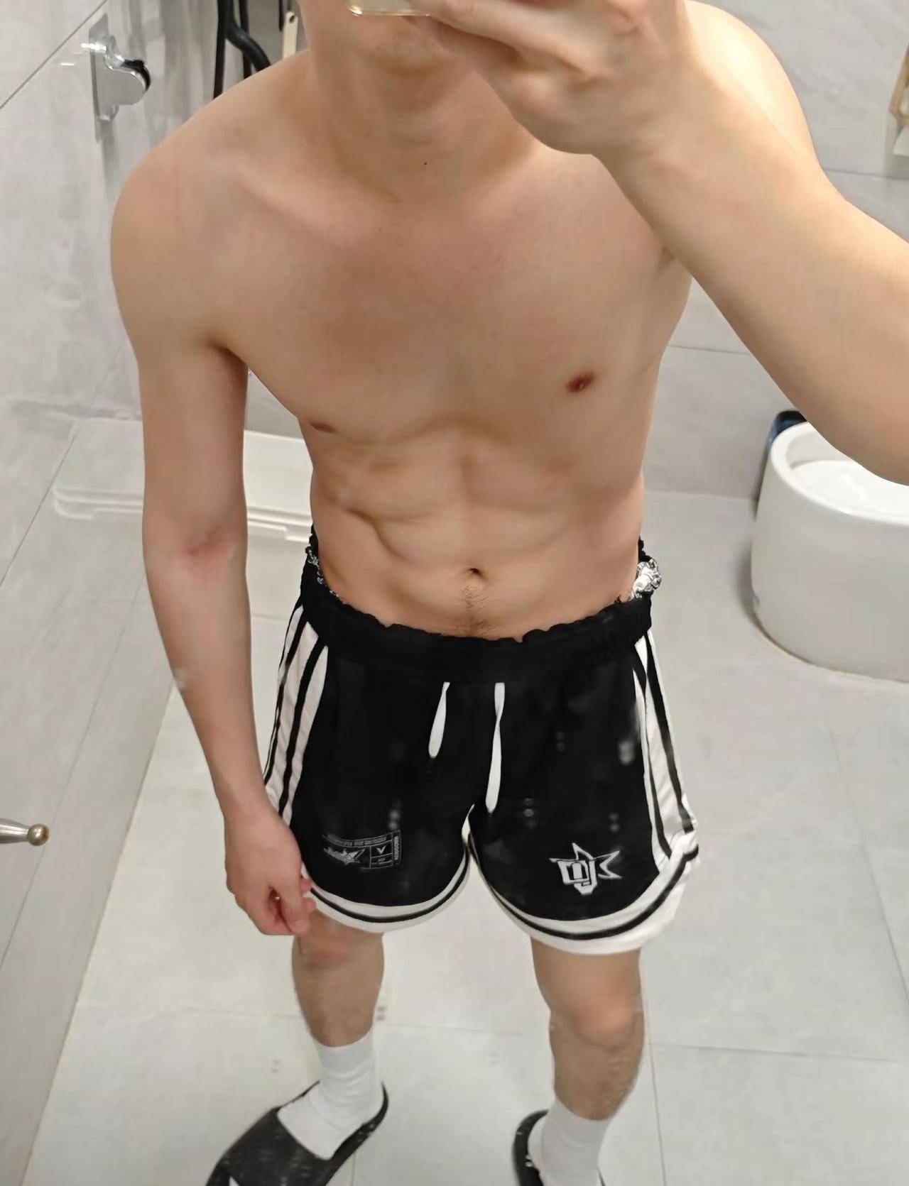 依旧主理人，理不发音的那种。薄肌毫无训练痕迹