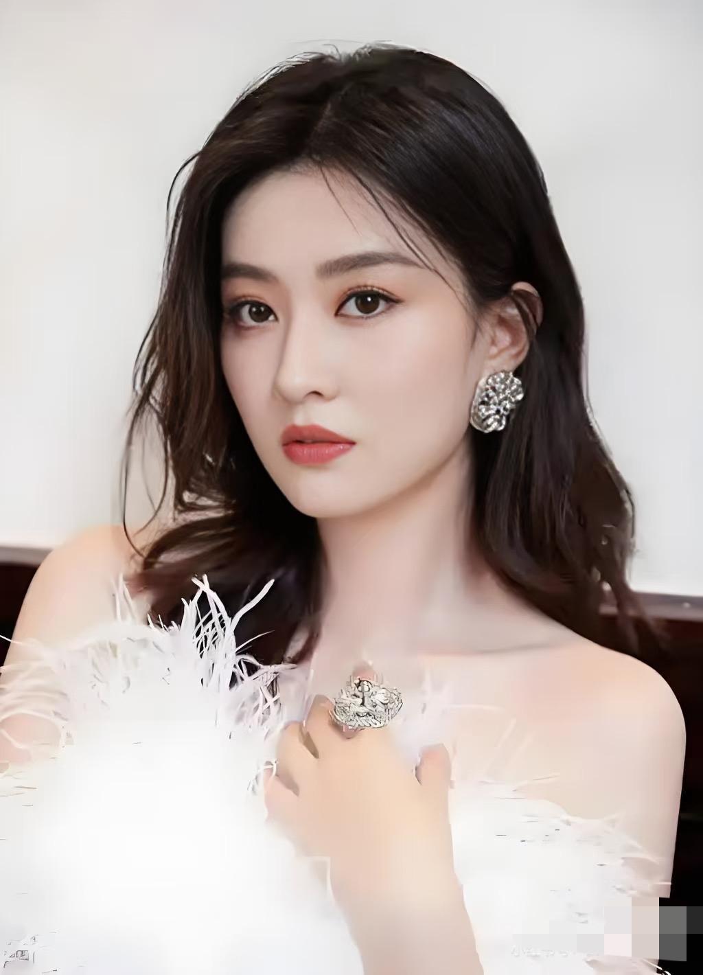 为什么乔欣现在很少拍戏了？
其实原因很简单，
不是年龄大了，也不是没演技，而是她