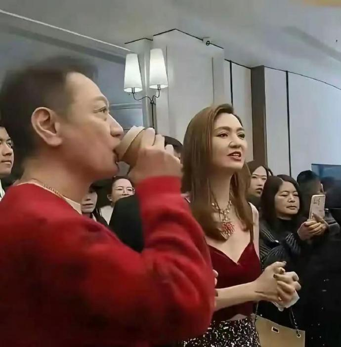 明星一旦不红了就只能接商演，听说一小时才5万元，真是让人唏嘘！ 