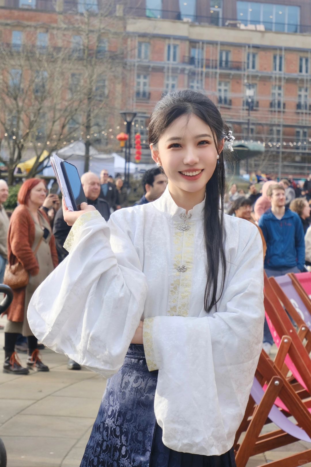 穿马面裙主持英国春晚的漂亮姐姐