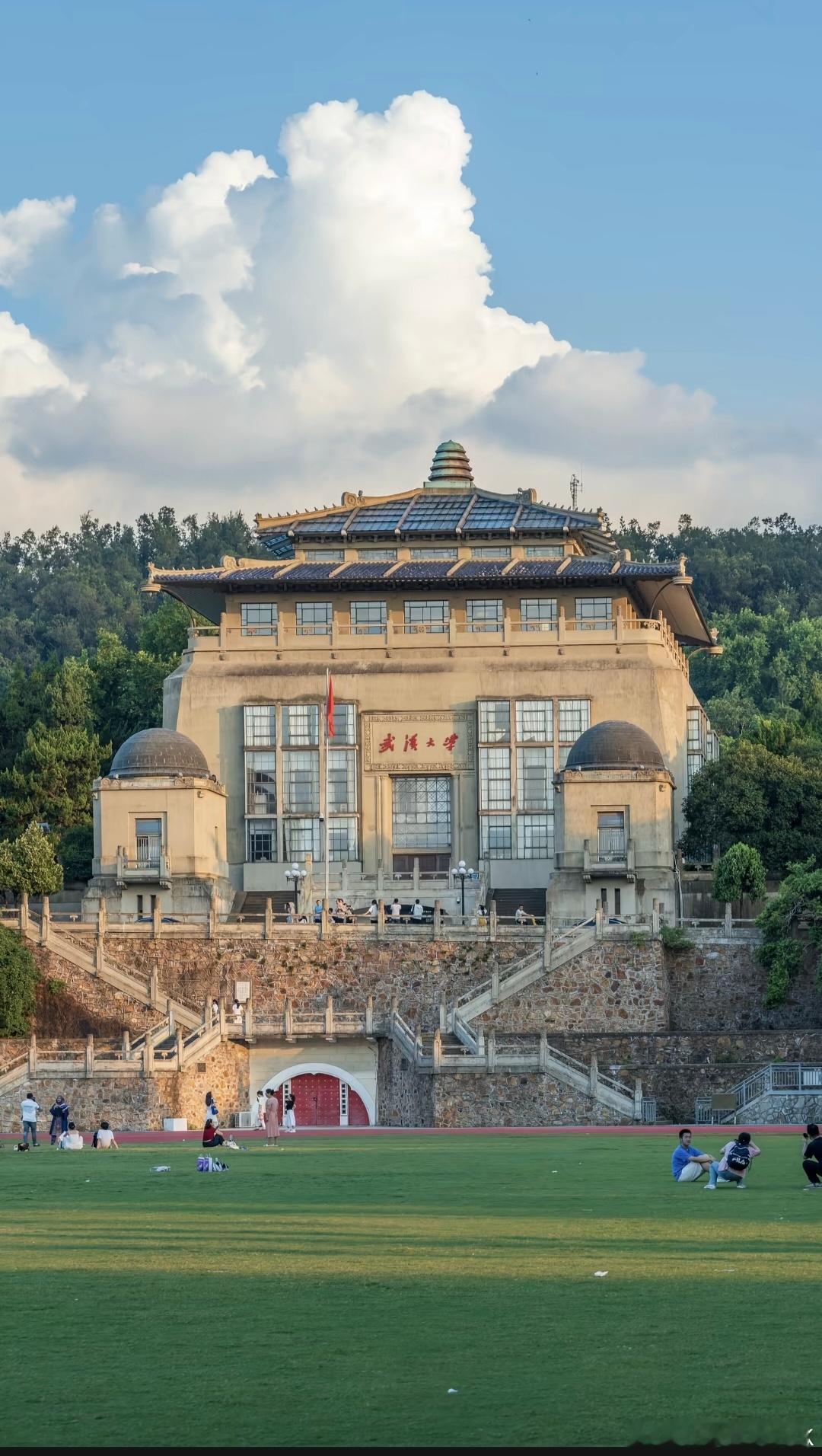 武大批评校友余某真的过了余某做法确实错了，但是武大这个回应更像是怕被舆论牵连而甩