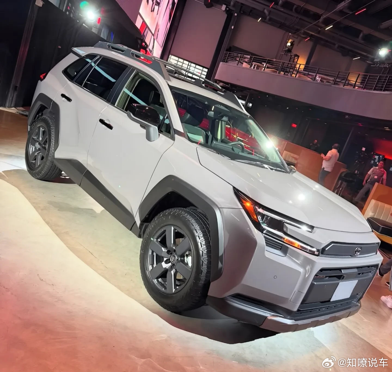 全新丰田RAV4亮相。混动对中国用心了！2026款丰田RAV4一亮相就成为焦点。