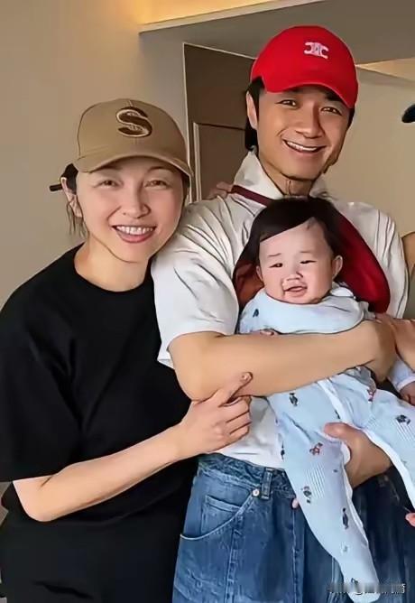 57岁生娃的超高龄产妇，就是古巨基的妻子。生老二的时候已经57岁了。

古巨基这