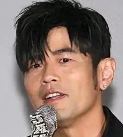 2026年3月24日，周杰伦在《太阳之子》MV全球首映&专辑发布会上，回应了该M