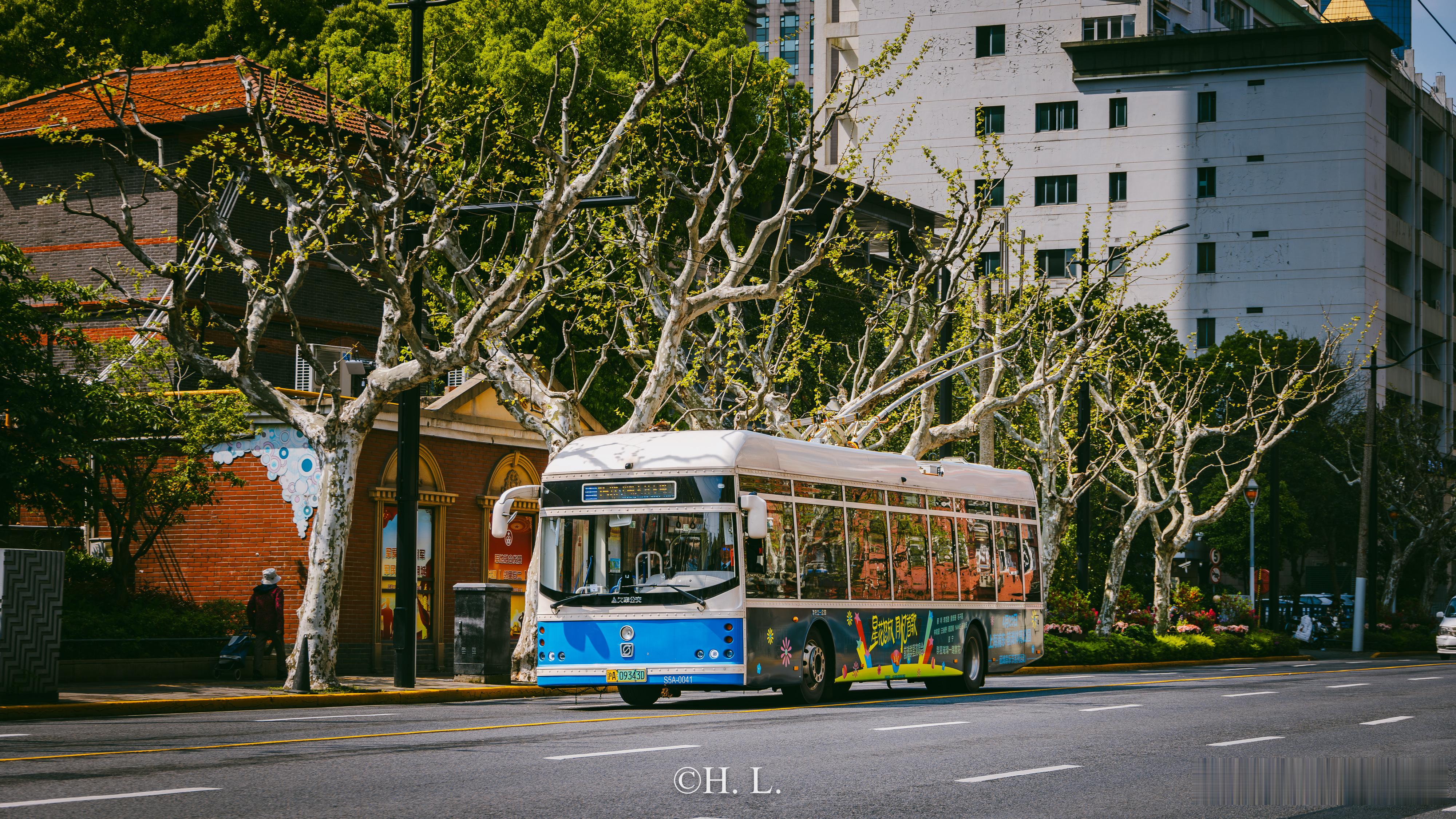 属于无轨电车的春天。图1 图3 图5 15路无轨电车，北京西路。图2 24路无轨