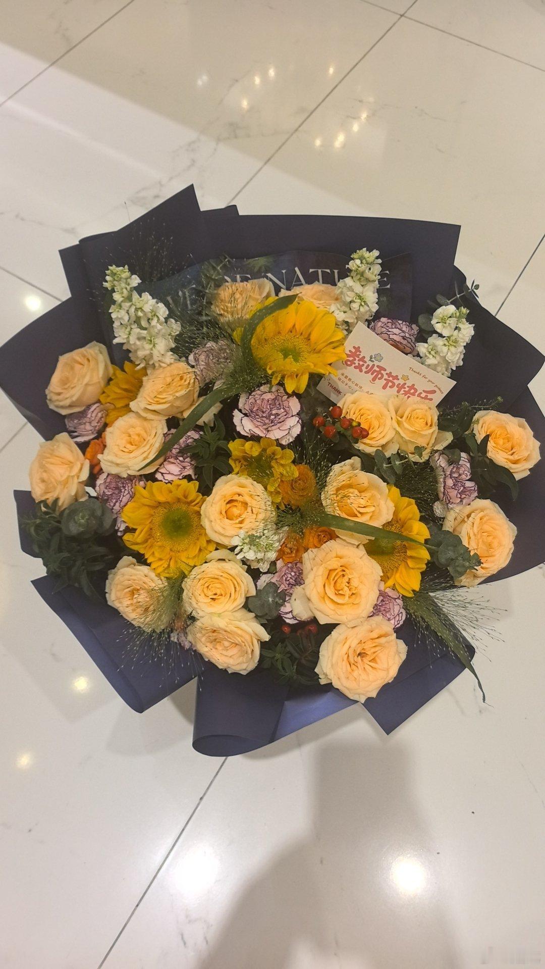 谢谢教师节的祝福[抱抱][鲜花]，祝同学们前程似锦。 ​​​