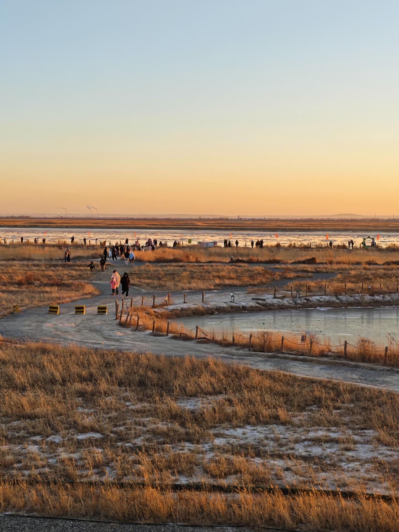 黄河之美，在雪、在流凌，在冰天雪地中迎风傲立的芦苇，更在这份与亲友同赏的惬意时光
