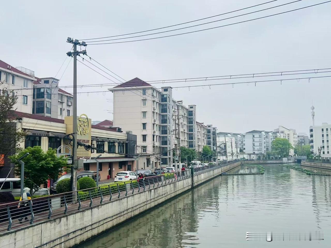 买房位置不同，价格也不一样，二百多万在上海买一座老破小房子，在兰州可能就买一套满