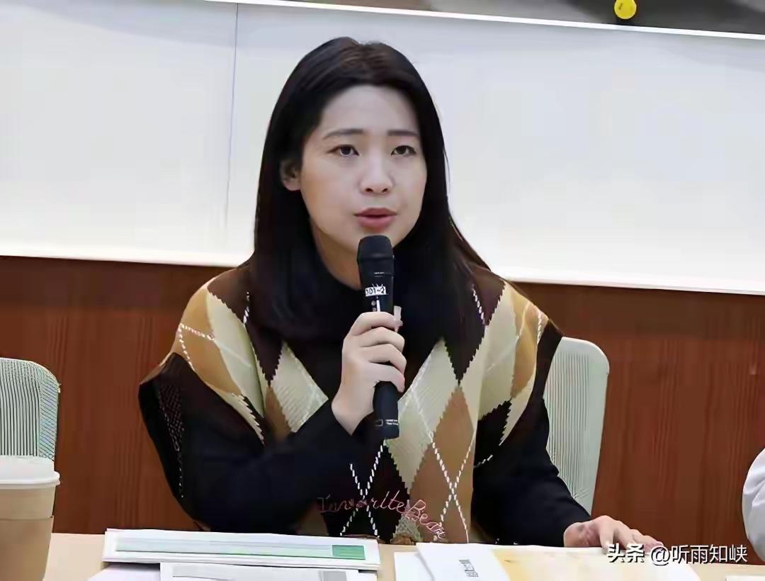 徐巧芯真是“勇”，一点也不惯着卓荣泰，一点亏都不肯吃，一句“我又不是你妈”，真够