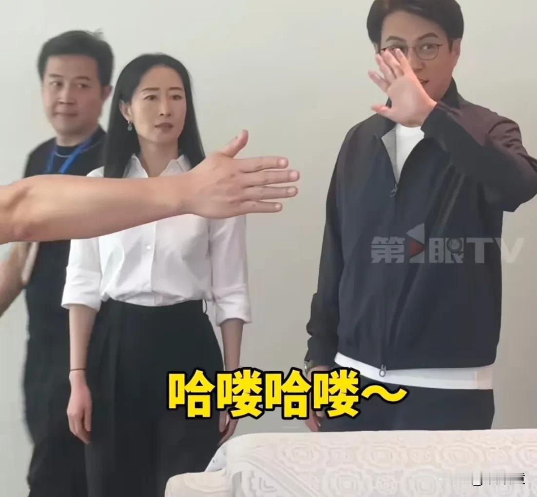 古有孔融让梨，今有靳东让C位，看来《伪装者》这部剧，对他影响不小！
靳东、刘敏涛