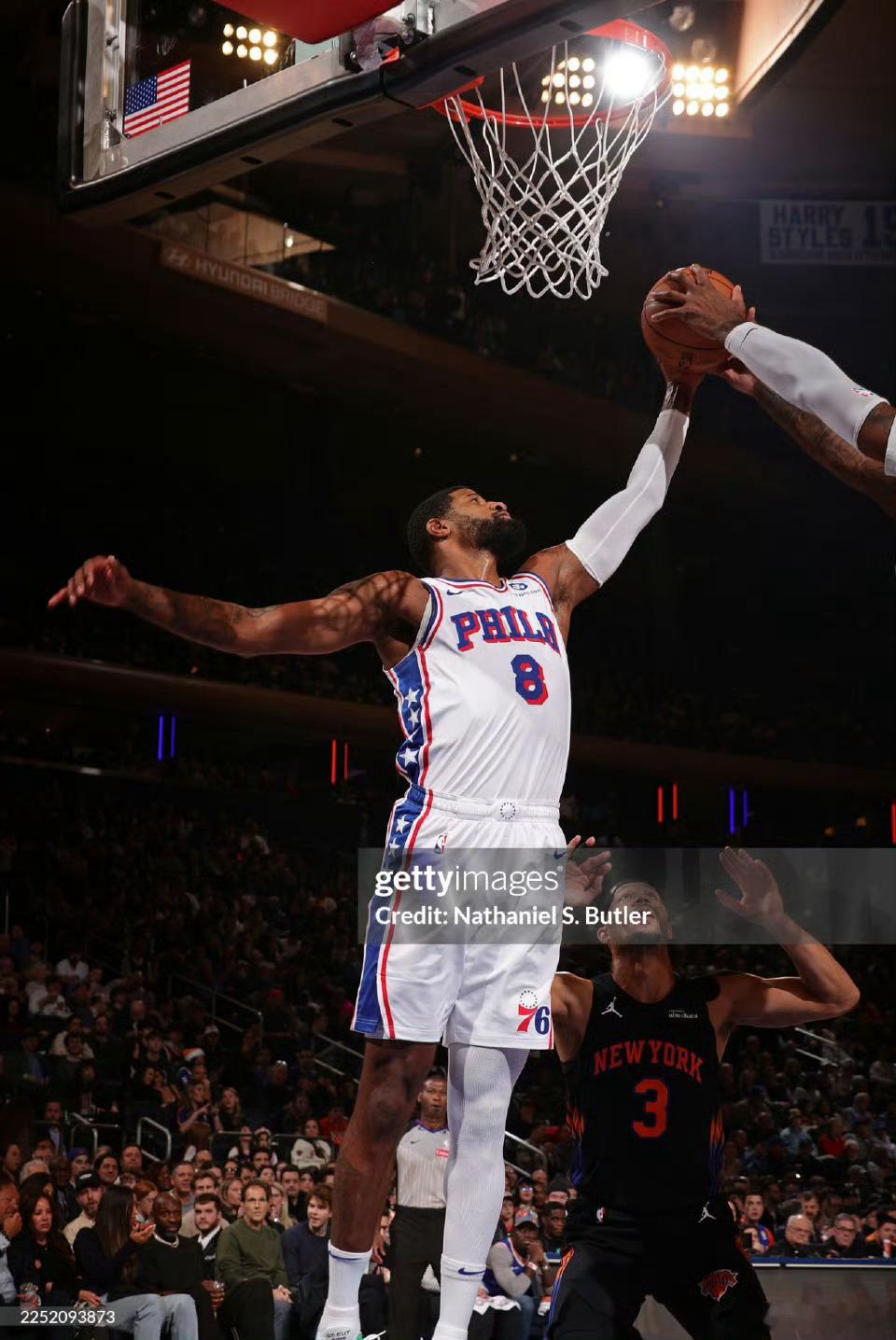 乔治今天虽然10中2，但正负值全队最高➕16，防守帮助球队赢得NBA冠军尼克斯 