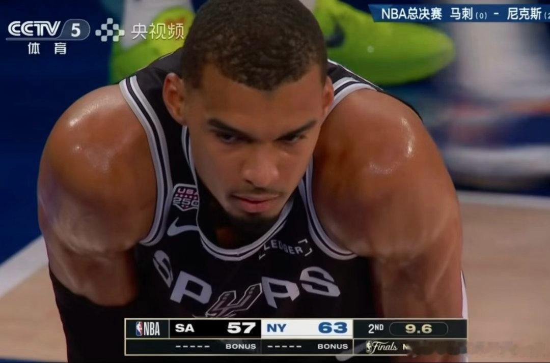 马刺vs尼克斯怎么又跟上一场相似的剧情，先领先再落后进入中场，NBA总决赛马刺v
