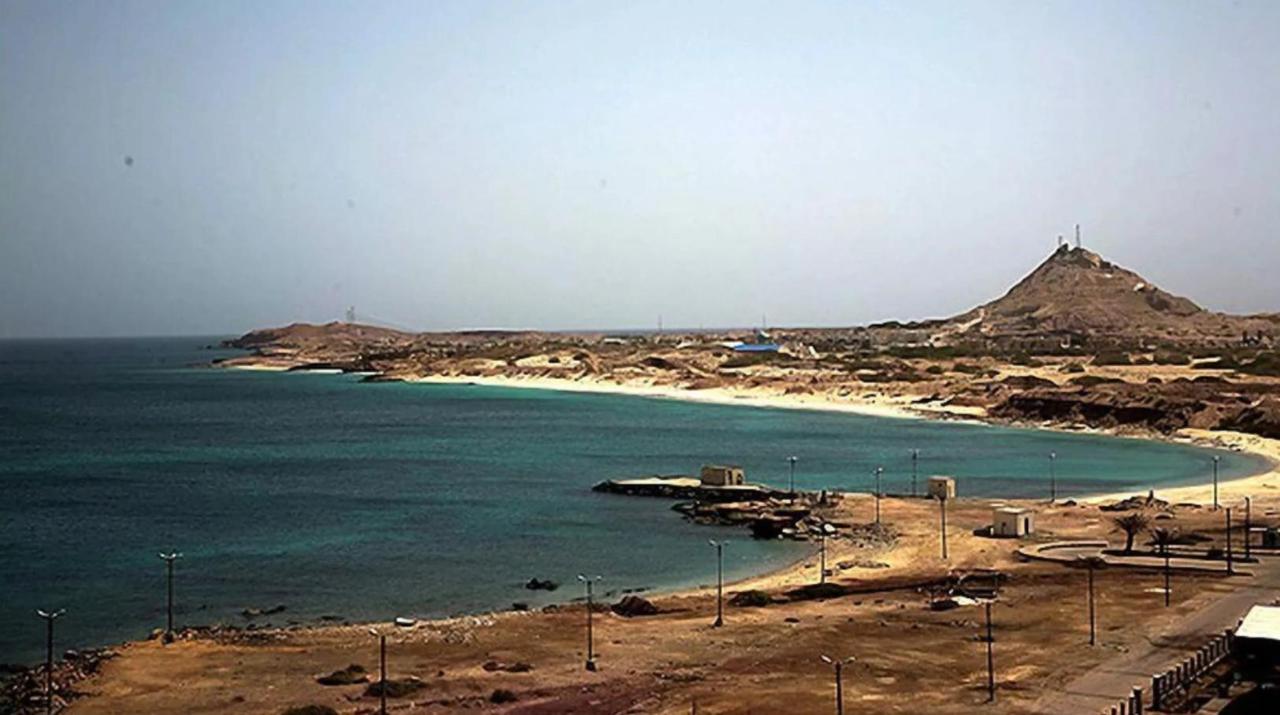 短短48小时，三件大事密集爆发。有人在疯狂拱火，有人却连夜把电话打到了北京。局势