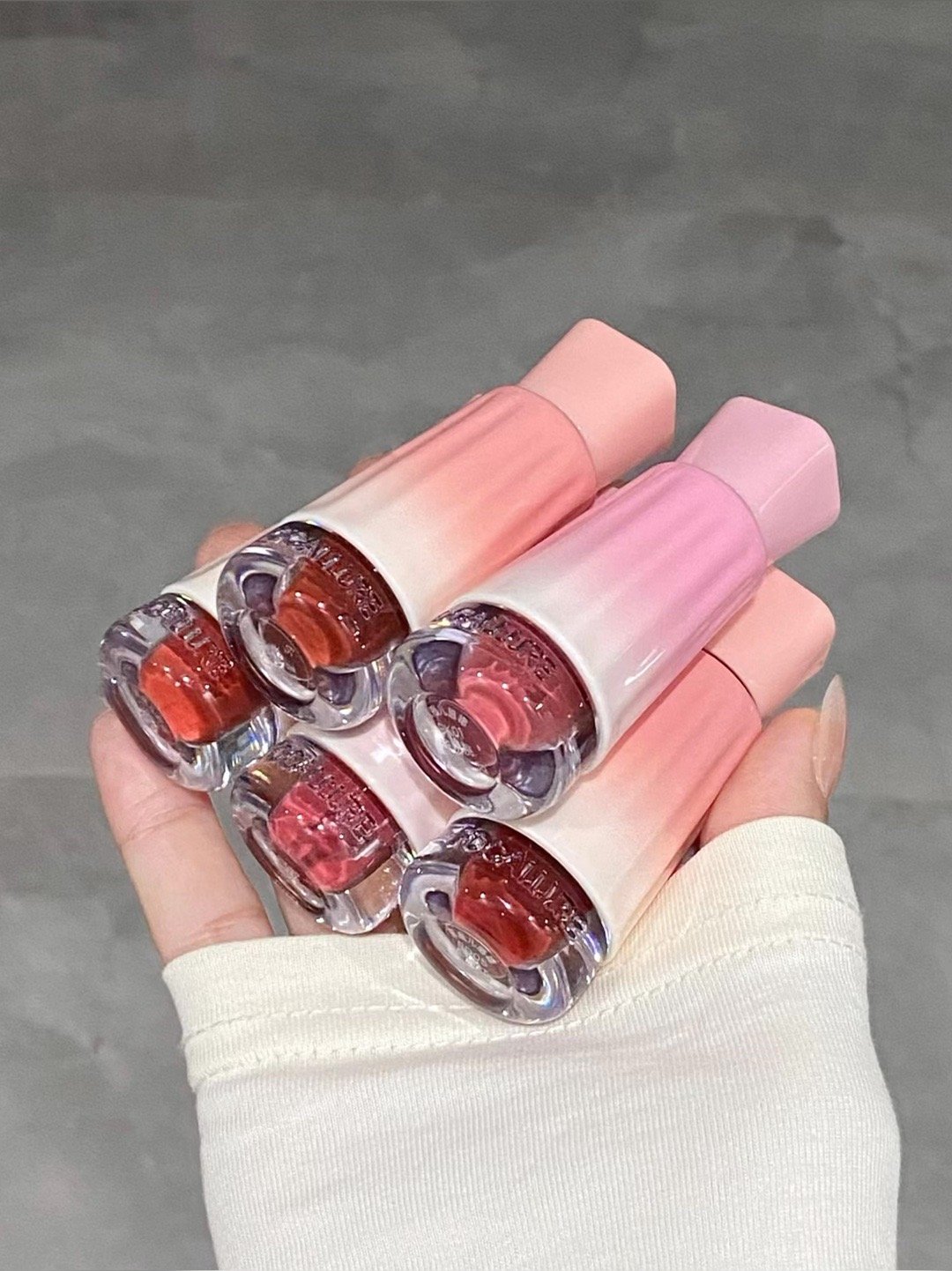 🌷🍧新品！这还是我认识的菲鹿儿？油画少女感菲鹿儿新品可露丽奶唇霜！郁金香粉油