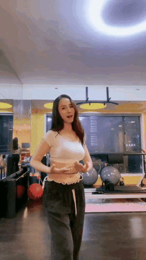 美女的身材是真材实料的，别问我是怎么知道的，我从后面镜子看出来的。