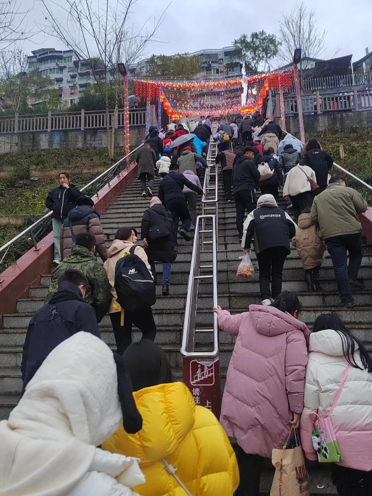 天南地北大拜年戳这里，一起放烟花>乌江边，登游然归来。