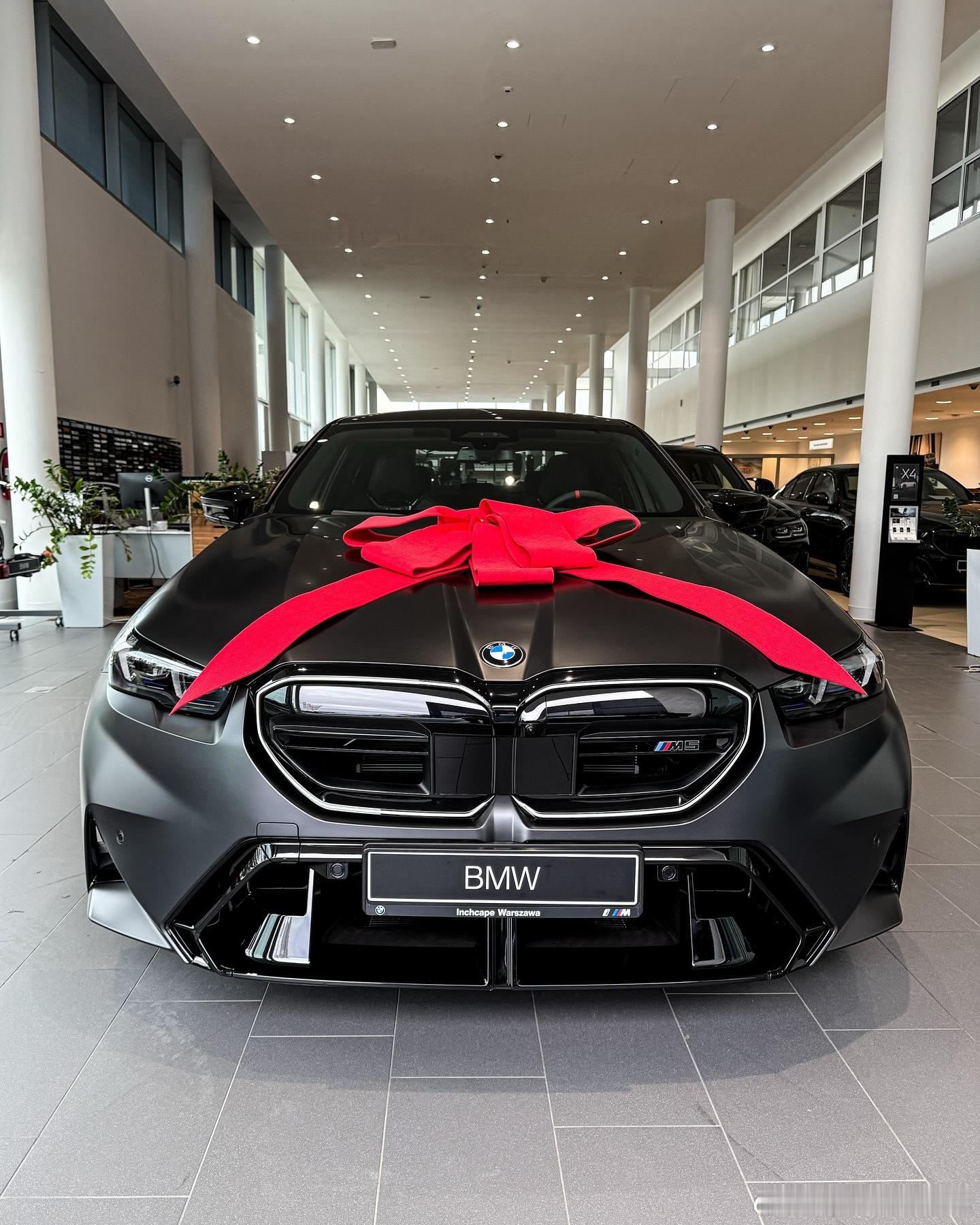 又一辆BMW M5驶上了波兰的道路 🩶这次的是一款Frozen Deep Gr