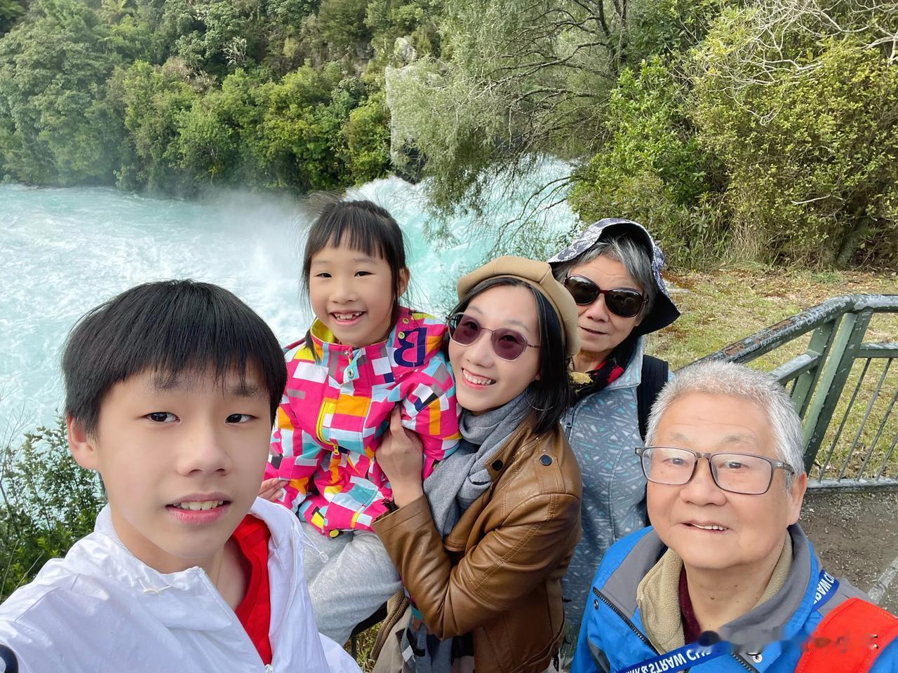 新西兰移民进行中 第276天
昨天我的父母落地新西兰，我们总算一家团聚。当初决定