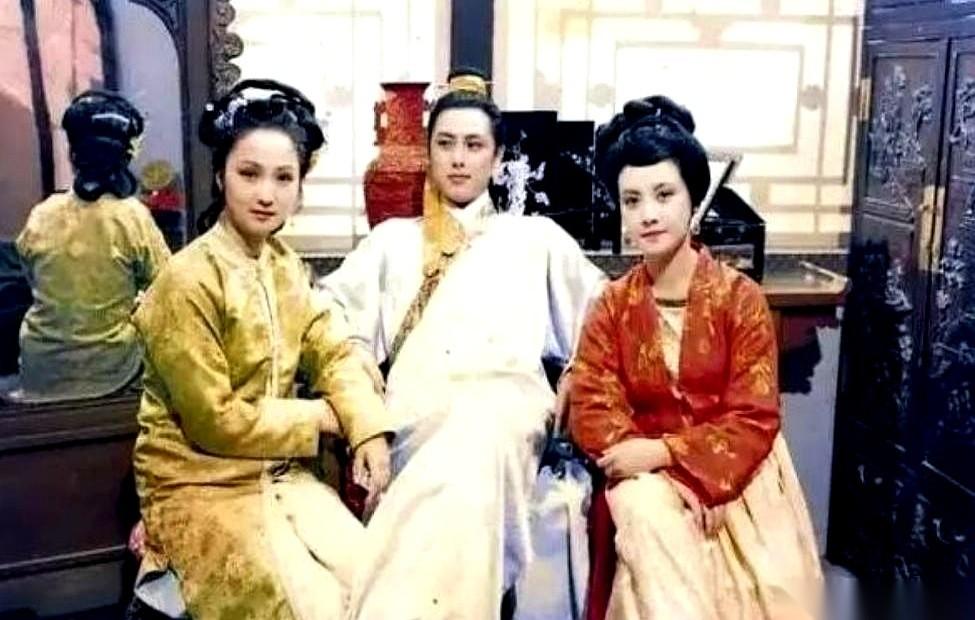 别被古装剧里那些光鲜亮丽的“通房丫鬟”骗了。真实历史中，这根本不是什么近水楼台的