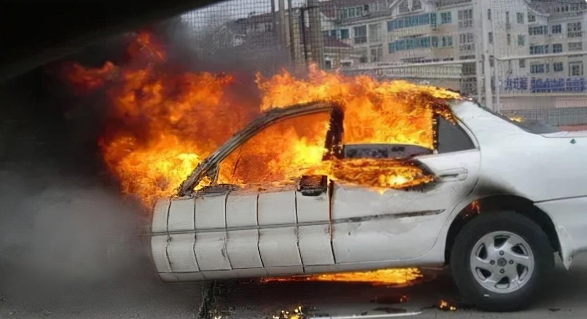 突发事件！
成都一男子因纠纷在一4s店门外引燃易燃物品，其本人当场死亡，并致现场