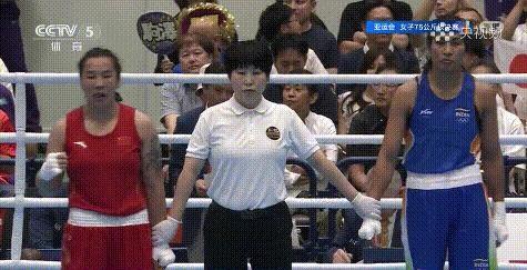 2010年广州亚运会男子60公斤级拳击决赛，中国选手胡青对阵印度选手。比赛中裁判
