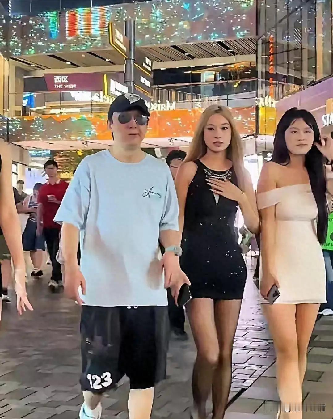 有网友拍到王思聪又出来逛街了，
自从王家没落后，
王思聪都低调了好多，
他名下公