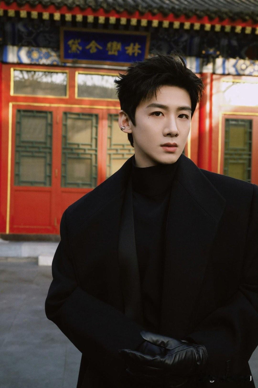 好萌的小李现昨天刚从西藏赶回来李现卡地亚品牌大使 辛苦了，这颜值，这搭配，我可以