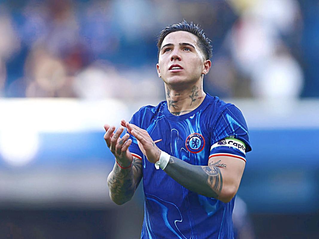 果然！在罗塞尼尔走后，切尔西就不一样了，尤其是现在的切尔西更少不了恩佐！
恩佐打