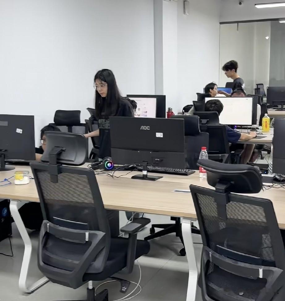 在我一个老hr牛马看来，来自上级最大的的PUA，就是一边使劲用你，一边否定你！