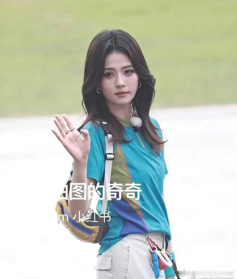 跑男好像只有白鹿一个人化那么浓的妆吧。 