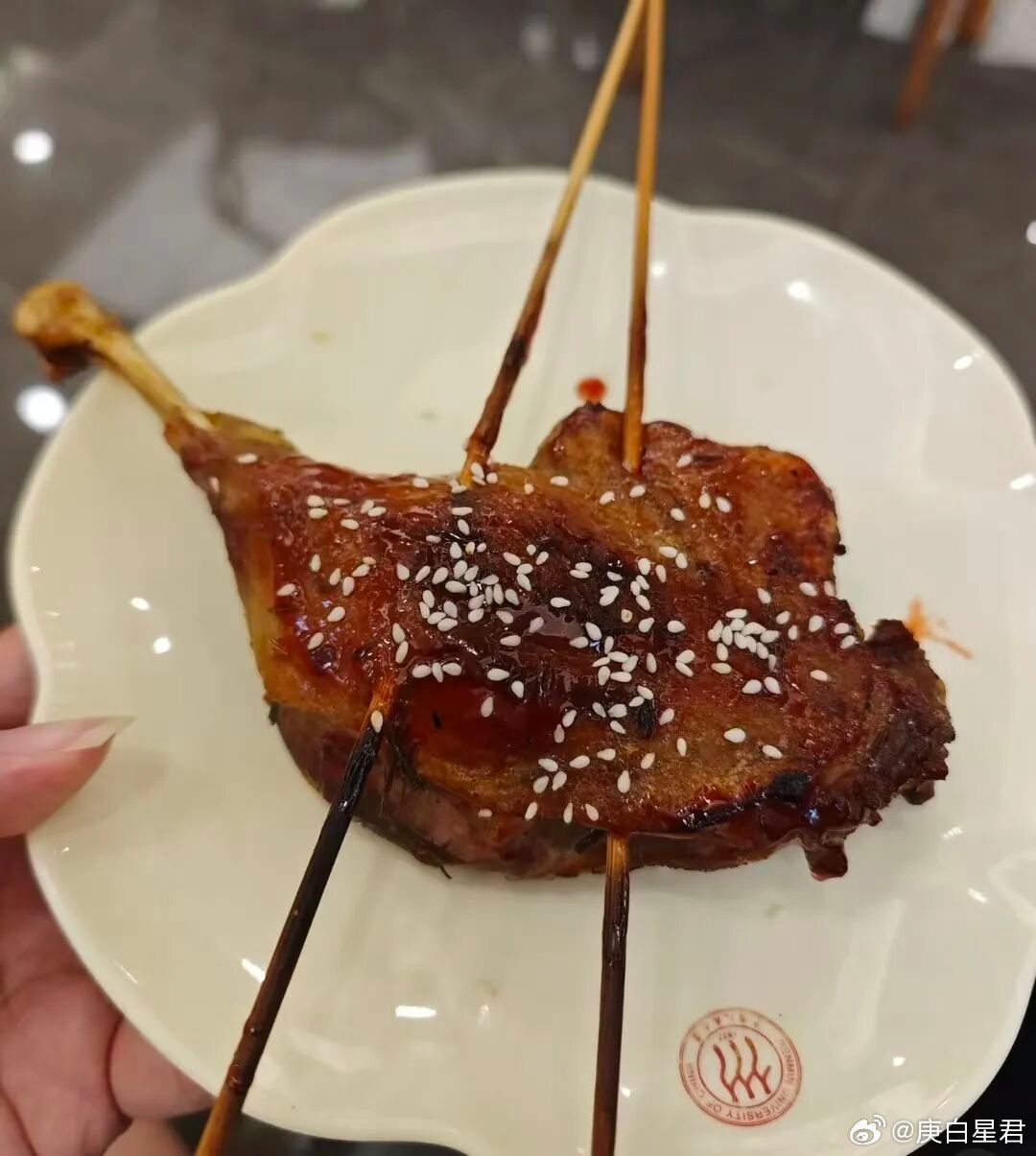 鹅腿阿姨发动的鸭骗战争，把一帮清华北大的名校生给忽悠傻了当年凭借“清北学子寒夜排