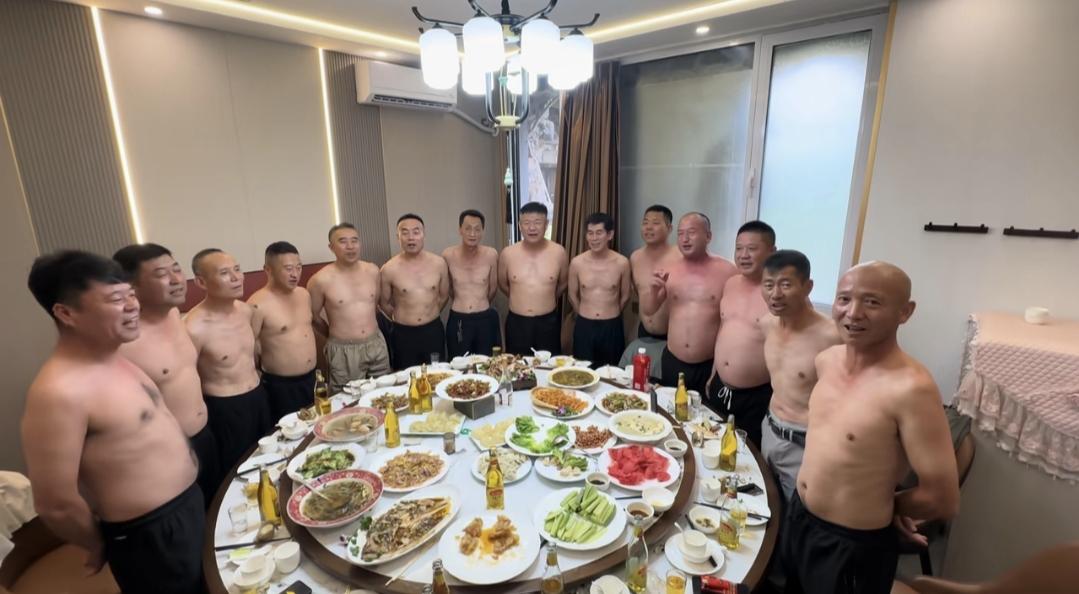 他们光着膀子，站立着，围城多半圈，他们再唱军歌。
      这么多大“白条鸡”