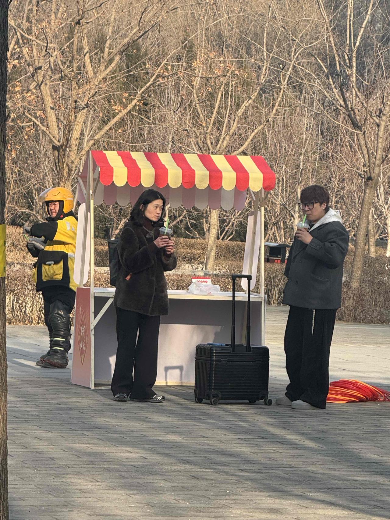 【北方小年实拍！经济复苏，信号真实】

今天北方小年，街头巷尾年味拉满，经济复苏