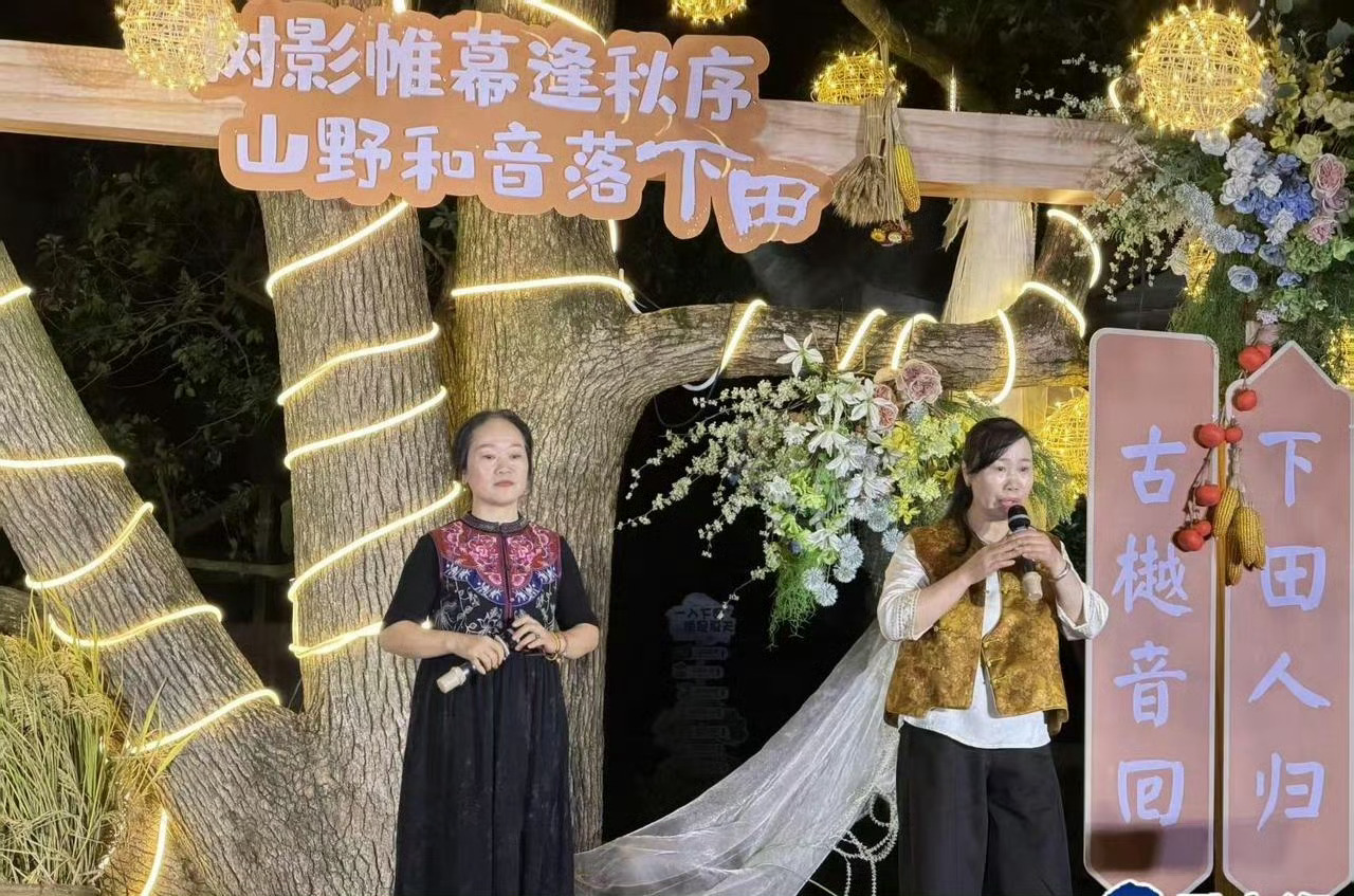 宁波宁海育戏在乡乐享文化烟火晚风拂古樾🌙，稻浪伴弦歌🎵！近日晚，宁波宁海越溪
