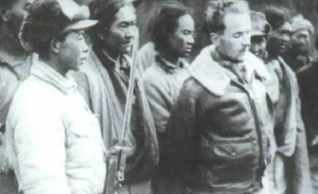 1967年，一名德国人在北京机场安检，奇怪的是,他包里全是沾满灰尘的脏衣服！突然