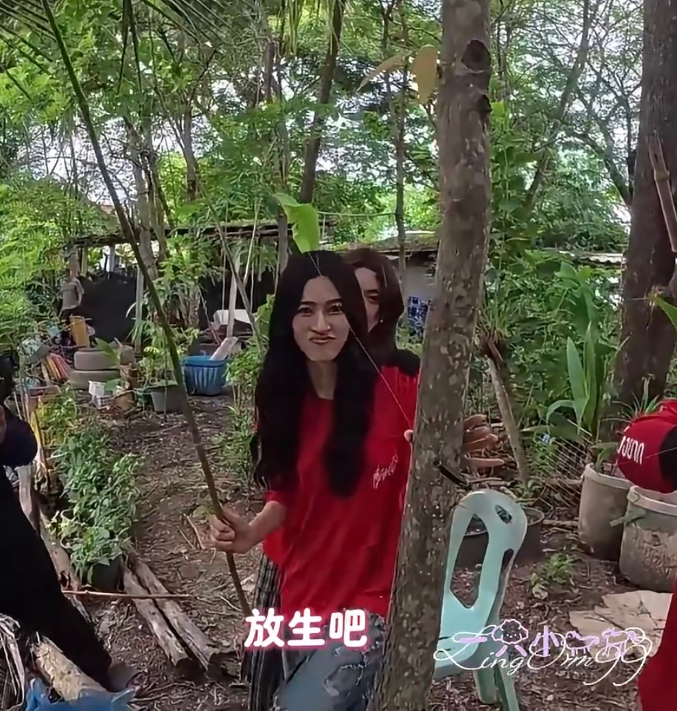 邝玲本来还在犹豫呢 陈奥在背后说放生吧 邝玲立马撅个嘴说“那放了吧”☹️☹️ 