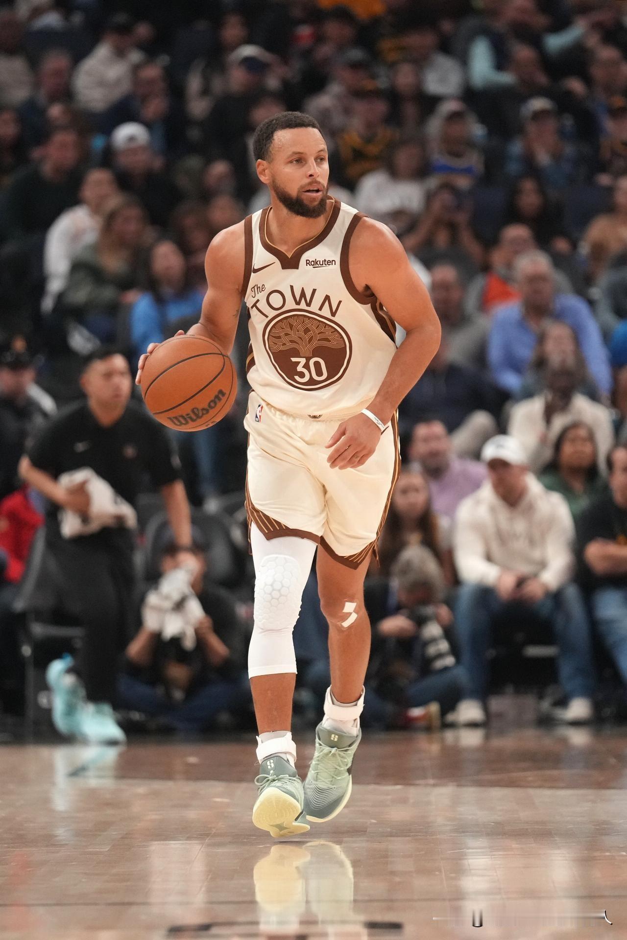 明天背靠背客战篮网，勇士能否过关，篮网虽然目前10胜19负排名东部倒三，但是目前