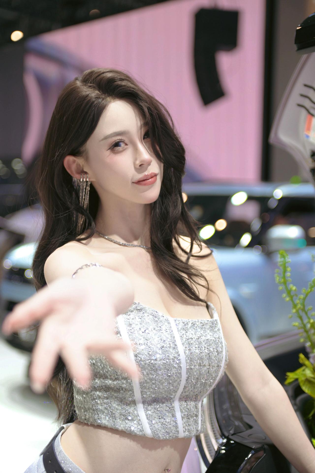 女生怎么搭配服装才能又酷又美