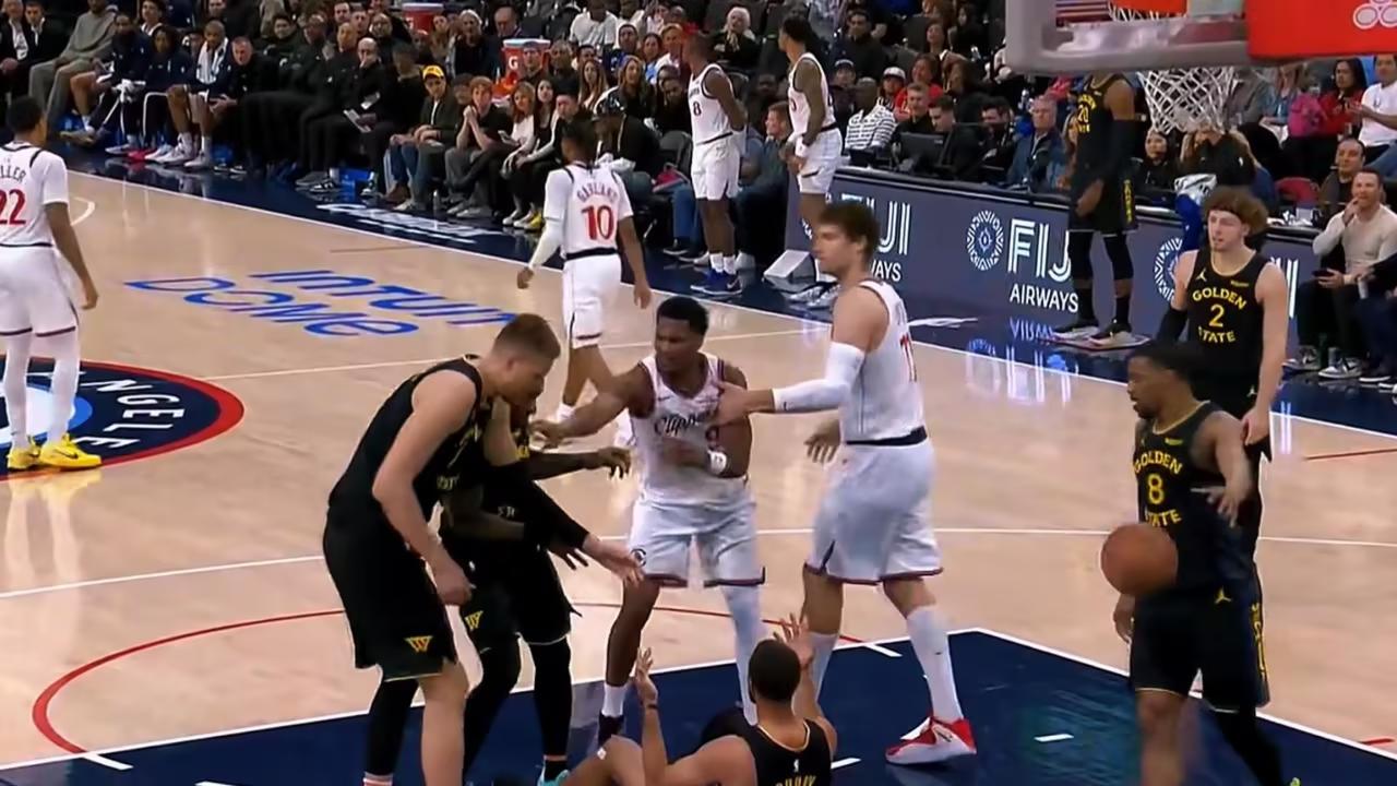 库里爆发冲突！4月13日，NBA常规赛收官战迎来焦点大战，勇士客场对阵快船，本以