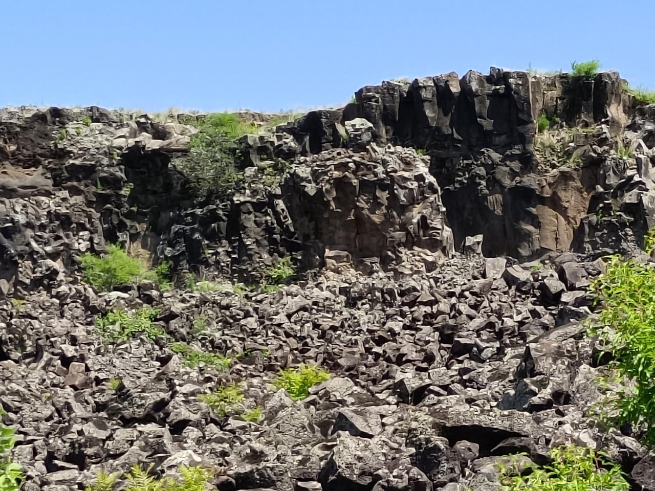 这是一个国家地质公园，到处是黑色的火山岩，可以想象，当时形成的时候，是多么的波澜