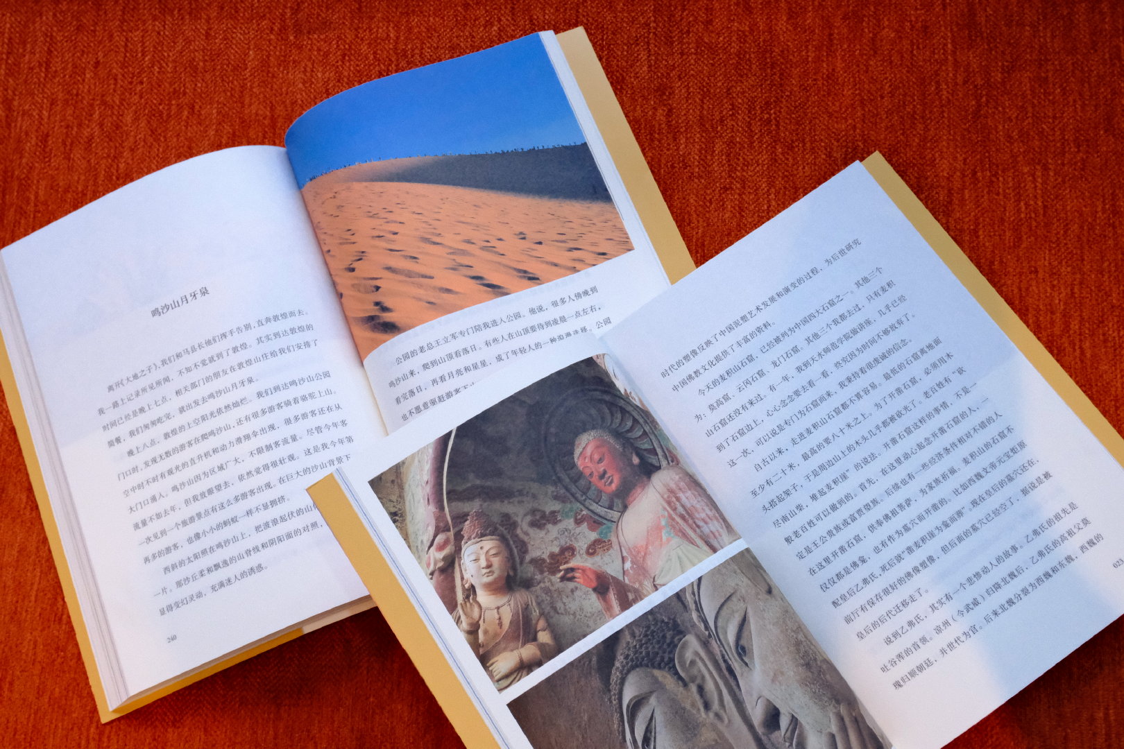 到达顶部，极目四望，万里江山如画，蓝天白云下的草原，一望无际的广阔。牛羊点缀在草