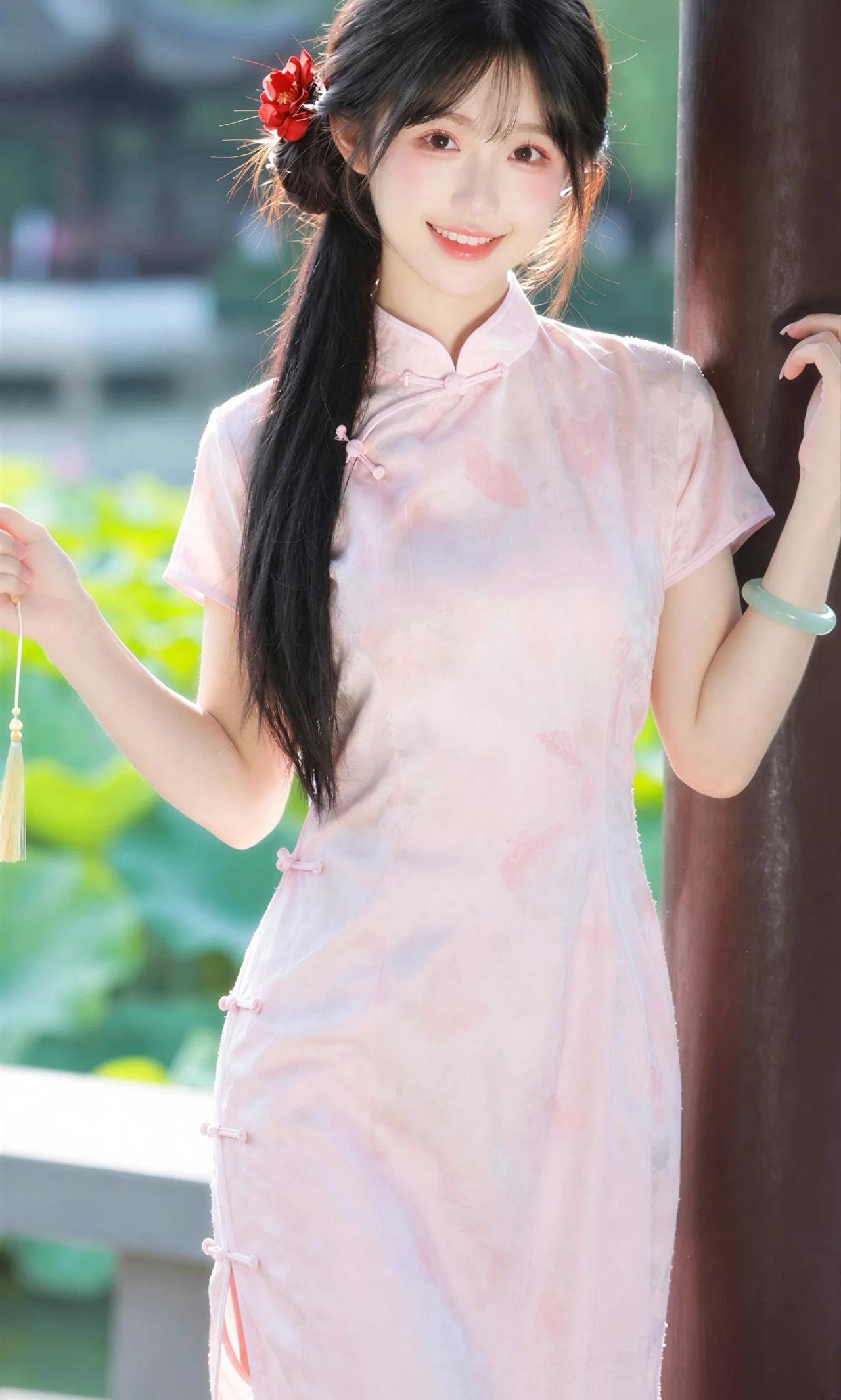 🌸 画面与韵味解析
色彩与意境
浅粉色旗袍温柔得像春日的桃花，晕染的淡粉纹理自