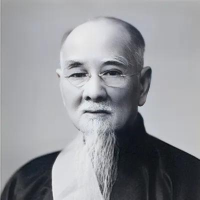 1943年，林森因车祸辞世，蒋介石与汪精卫才宣布在重庆、南京，分别接任国民政府主