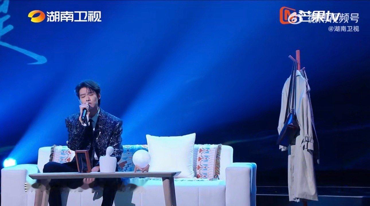 月下听魏大勋唱歌！《一半一半》娓娓道来，细腻声线直击人心，循环预定✨魏大勋一半一