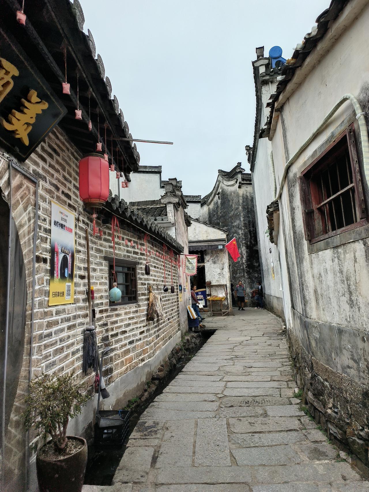 手机相册里的古镇照片，
其实大部分都是我老家
安徽歙县的徽州古城
——斗山街有人