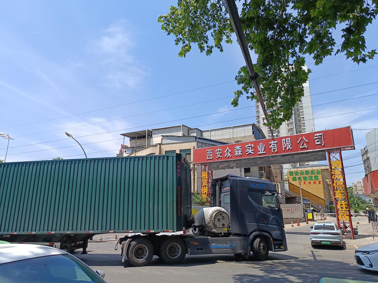西安灞桥区十里铺十字，拥堵路段，众森物流这个门口，车辆到达门口的时候，没人抬杆，