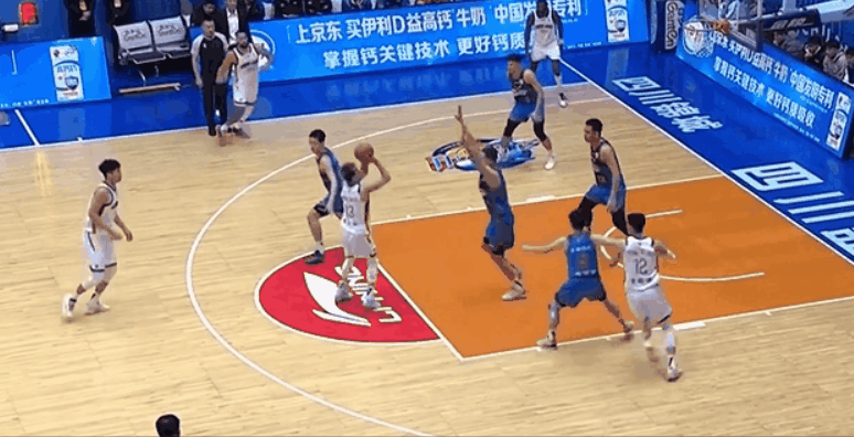 单节10分！郭艾伦第三节真猛啊！
在今天CBA常规赛广州对阵四川的第三节比赛中，