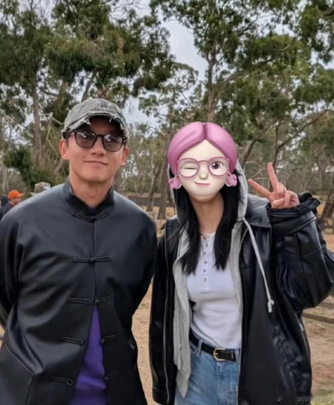 网友澳大利亚偶遇郑凯苗苗网友在墨尔本偶遇郑恺苗苗，郑恺还大方的与粉丝合影～ 