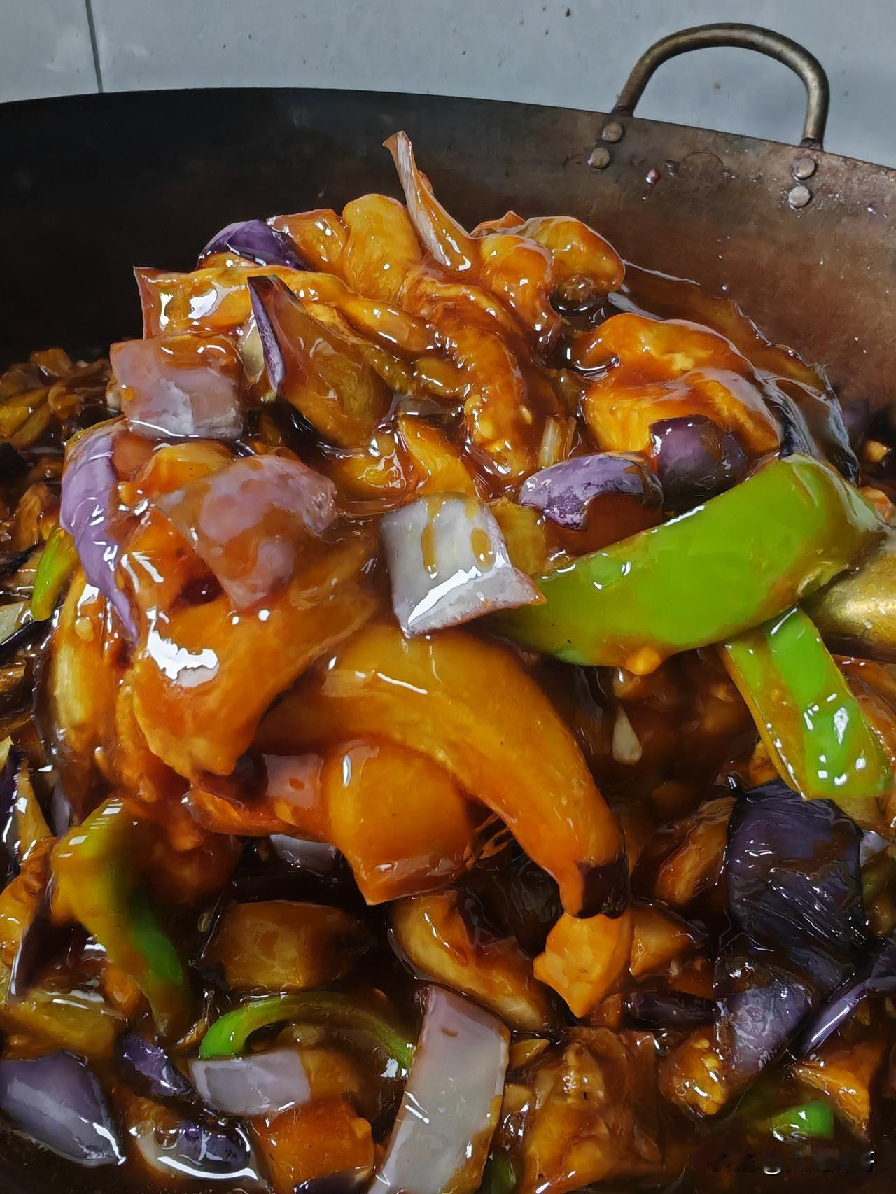 除了地三鲜锅包肉哪个是东北的了?
小鸡炖蘑菇、得莫利炖鱼、鲶鱼炖茄子、骨头炖酸菜
